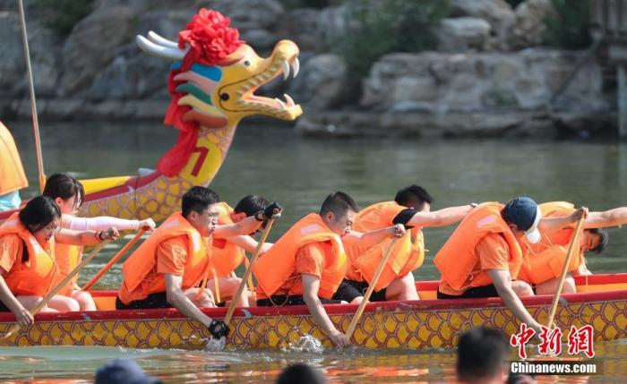 公园上演赛龙舟。中新社记者 贾天勇 摄