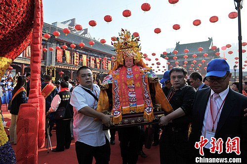 信众拜妈祖 。中新社发 佟郁 摄