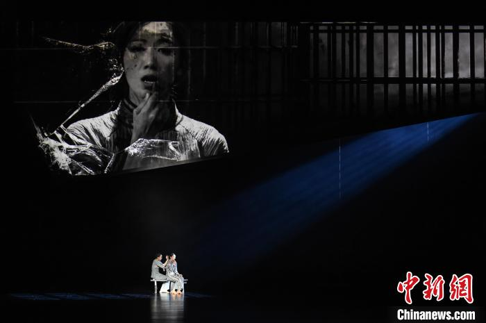 图为舞剧《绝对考验》首演现场。　何蓬磊 摄