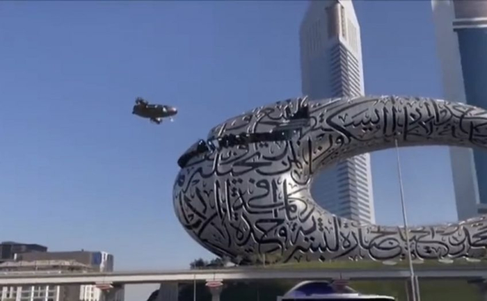 宣传片中，迪拜未来博物馆变成了“飞船基地”。  视频截图