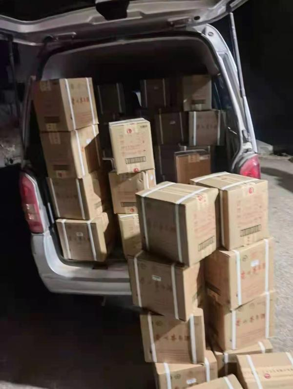 警方查获生产假冒茅台酒窝点。