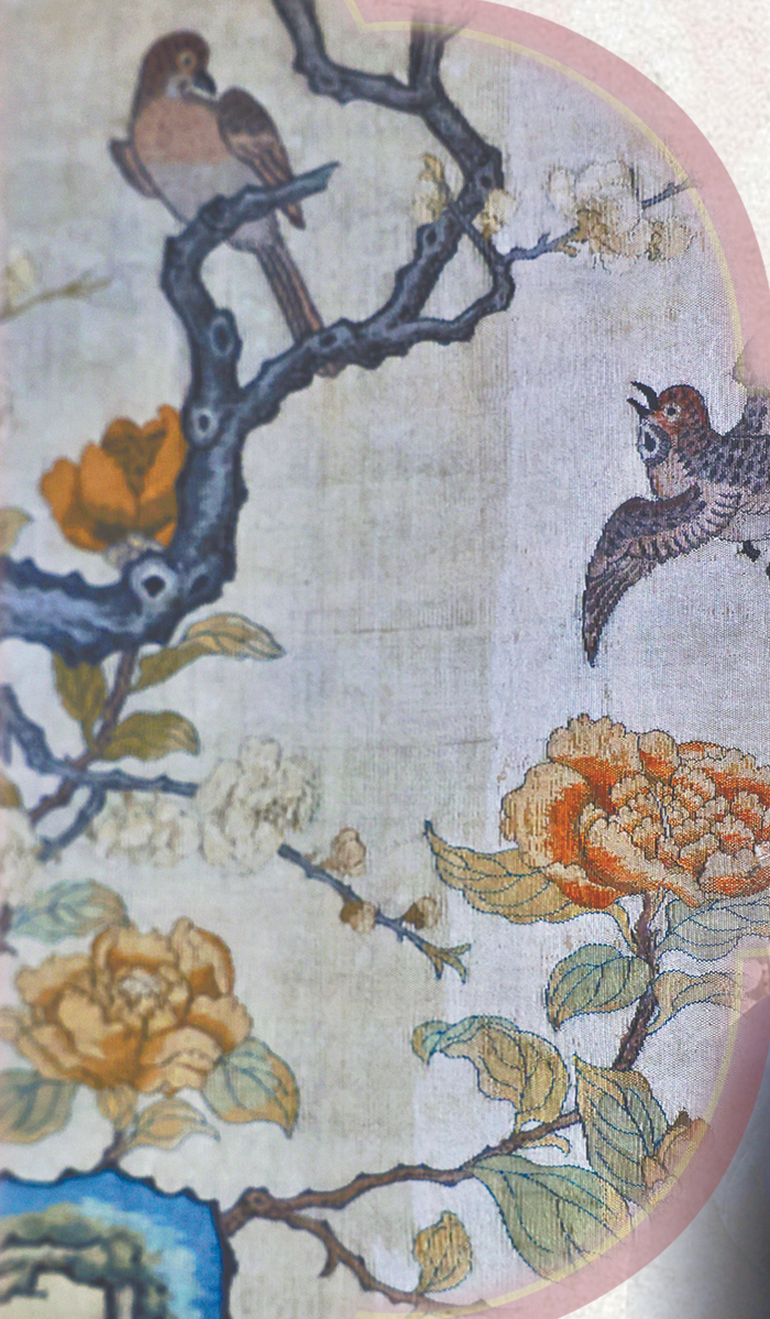 经过除尘后，清代缂丝花鸟图槅扇心上出现一条泾渭分明的线。