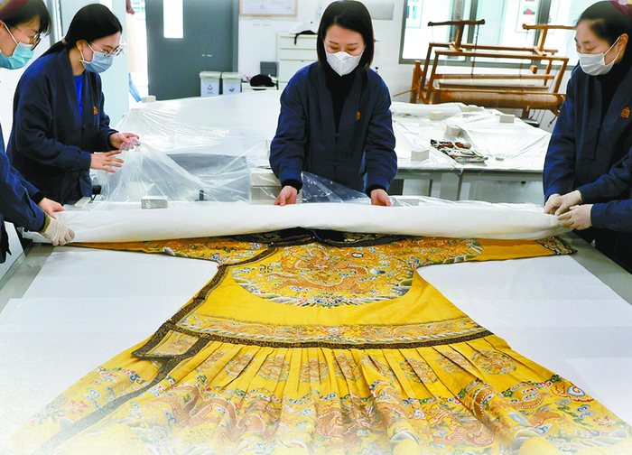 故宫博物院文保科技部织绣组。