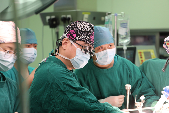       董家鸿院士团队为患者进行解剖性肝切除     