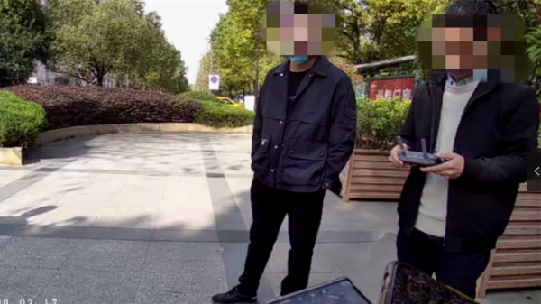 现场找到正在操作无人机的男子 本文图均由警方供图