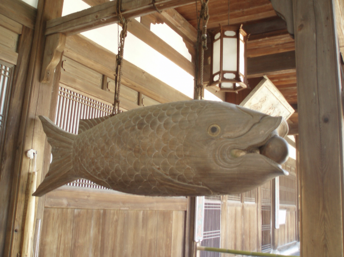 在斋堂正门的左侧，悬挂着一具硕大的鱼梆（也叫做鱼梆）。    徐静波 图 