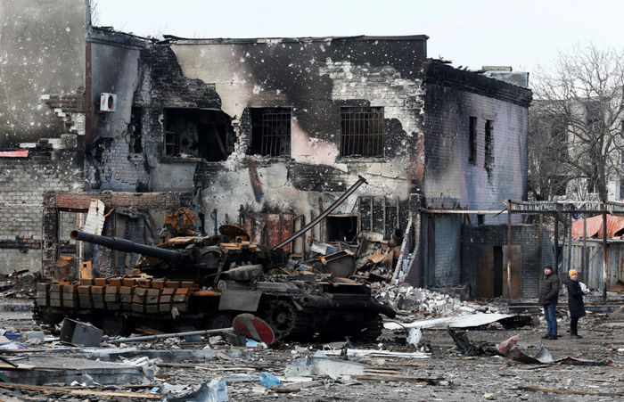 3月15日，顿涅茨克再遭圆点-U导弹攻击，图中为受损的装甲车。图自澎湃影像