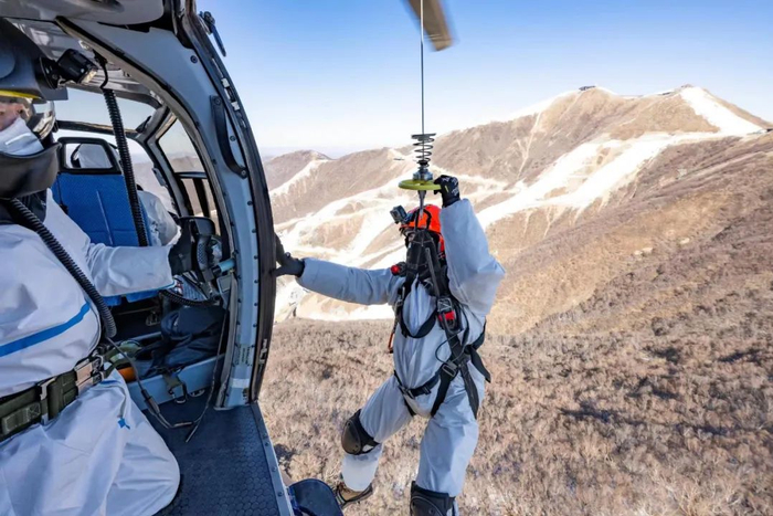 北京冬奥会延庆赛区，救援型直升机上救生员正在进行训练（陶冉/摄）