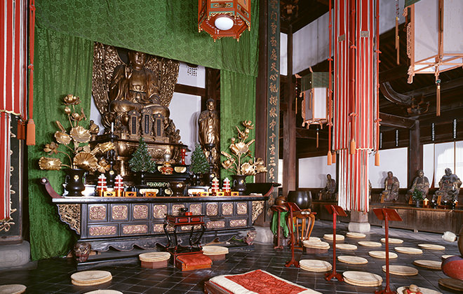 大雄宝殿的释迦佛像下，有一个圆圆的木鱼。     万福寺官网 图 