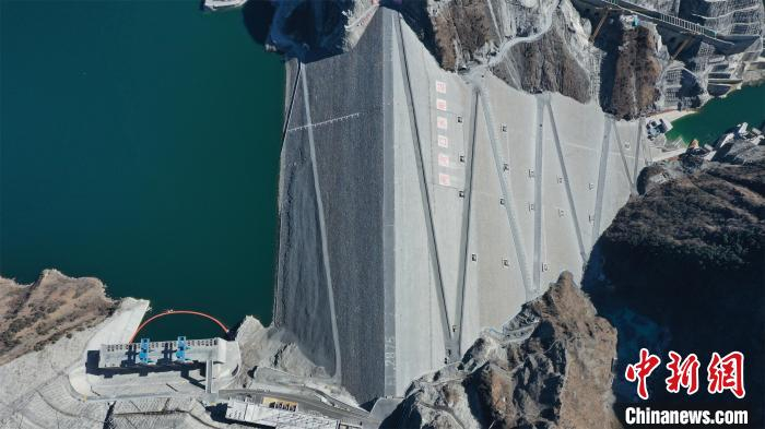 俯瞰雅砻江两河口水电站大坝。　雅砻江水电供图