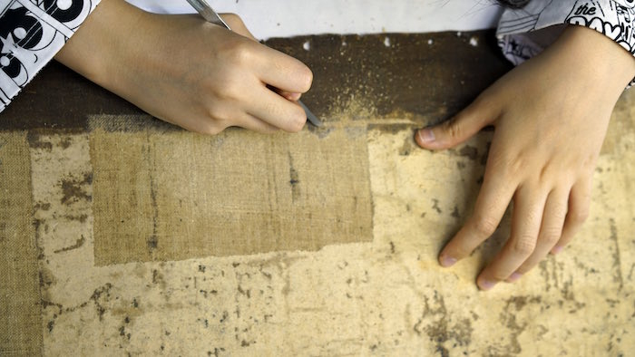 徐悲鸿临摹伦勃朗 《妇人倚窗像》作品修复过程，图片由广州美术学院绘画艺术 学院油画系材料与油画修复工作室提供