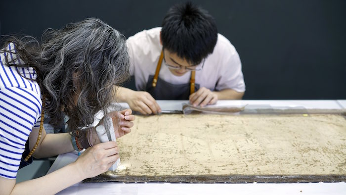 徐悲鸿临摹伦勃朗 《妇人倚窗像》作品修复过程，图片由广州美术学院绘画艺术 学院油画系材料与油画修复工作室提供