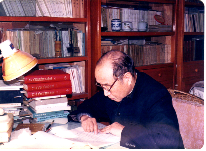 杨志玖先生在工作中