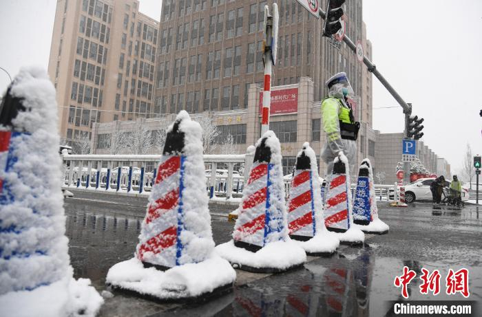 图为廊坊市广阳区一交警正在执勤。　刘向 摄