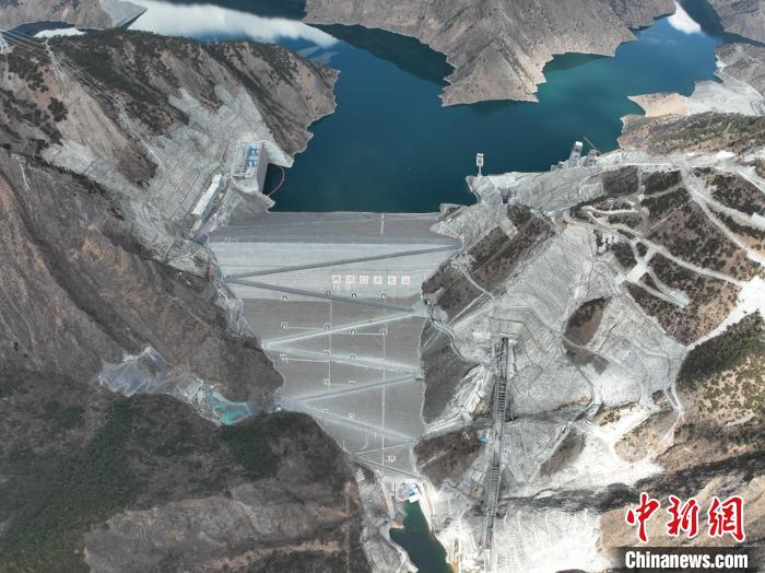 远眺雅砻江两河口水电站大坝。　雅砻江水电供图