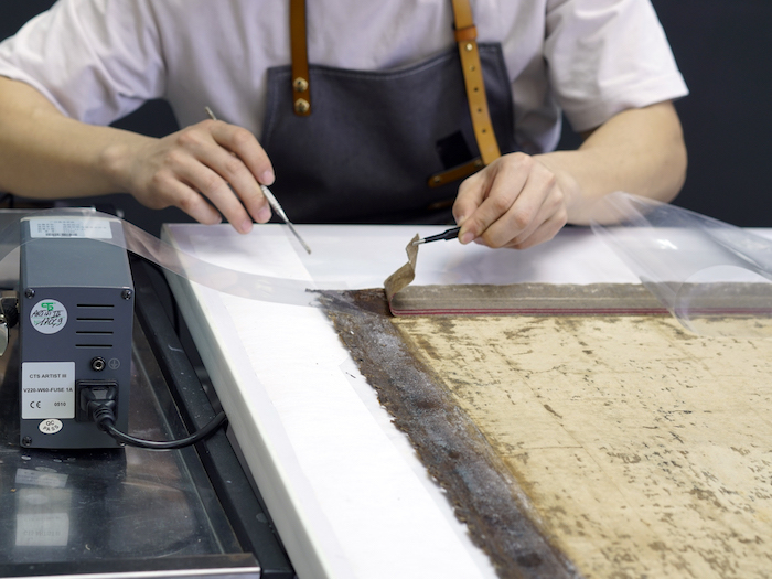 徐悲鸿临摹伦勃朗《妇人倚窗像》作品修复过程，图片由广州美术学院绘画艺术学院油画系材料与油画修复工作室提供