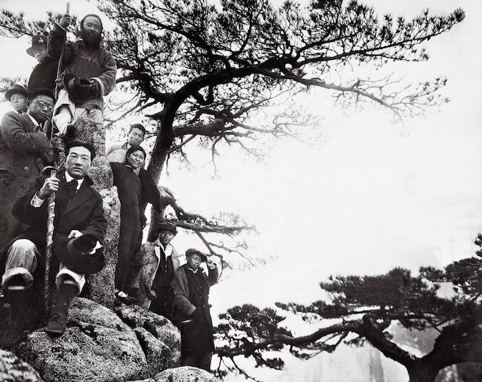 1934年徐悲鸿（前座者）、张大千（最后排者）与学生在黄山写生