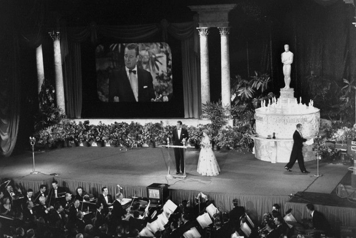 从1953年第25届起，奥斯卡开启了电视转播的新纪元