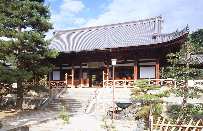 天王殿，其中×型的勾栏在日本寺院中也很少见，为受中国文化的影响。   