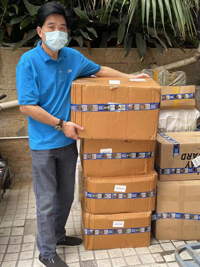 ▲朱忠伟和被打包好的快递。受访者供图