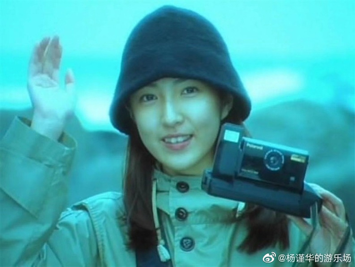 杨谨华出演刘德华演唱的歌曲《冰雨》MV。图为MV截屏