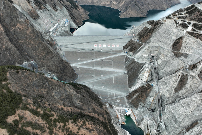 远眺雅砻江两河口水电站大坝