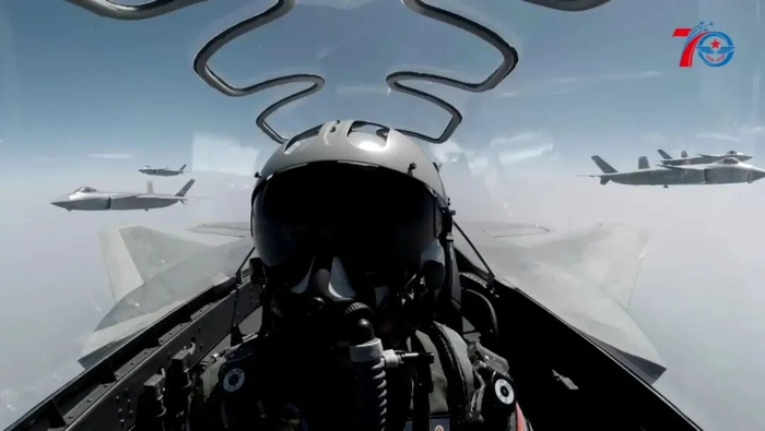 资料图：歼-20多机编队座舱视角
