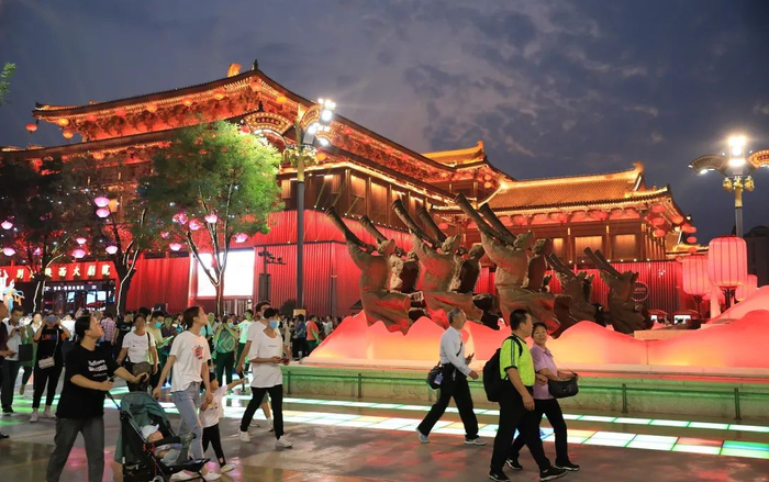 △ 西安不夜城吸引游人游览  图源：视觉中国