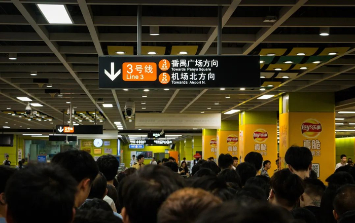 △ 广州地铁3号线下班高峰期人头涌涌  图源：视觉中国