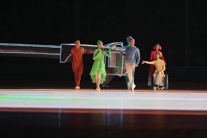 在北京冬残奥会闭幕式舞台上，李月（前排右一）和同伴们一起推懂“留声机唱针”。图/新华社