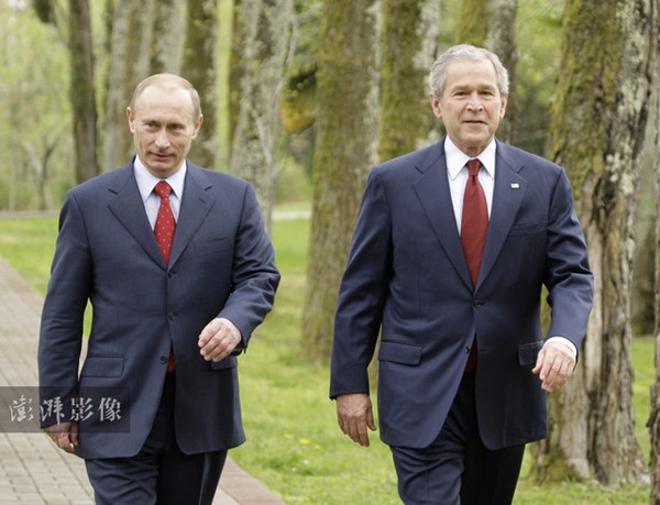 普京与时任美国总统小布什 图片来源：澎湃新闻