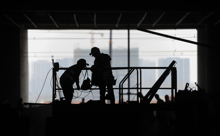 建筑工人在进行施工作业。 