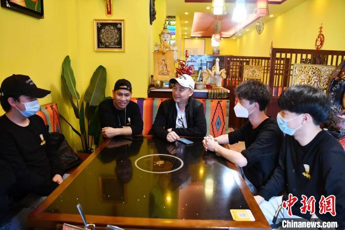 阿梁和餐厅员工开会。　张浪 摄