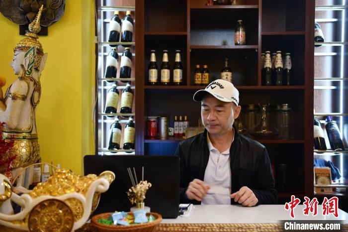 工作中的阿梁。　张浪 摄