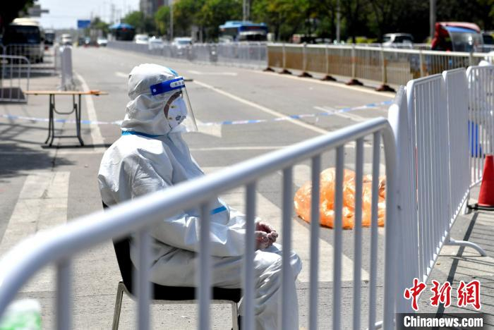 图为工作人员在封控区执勤。　吕明 摄