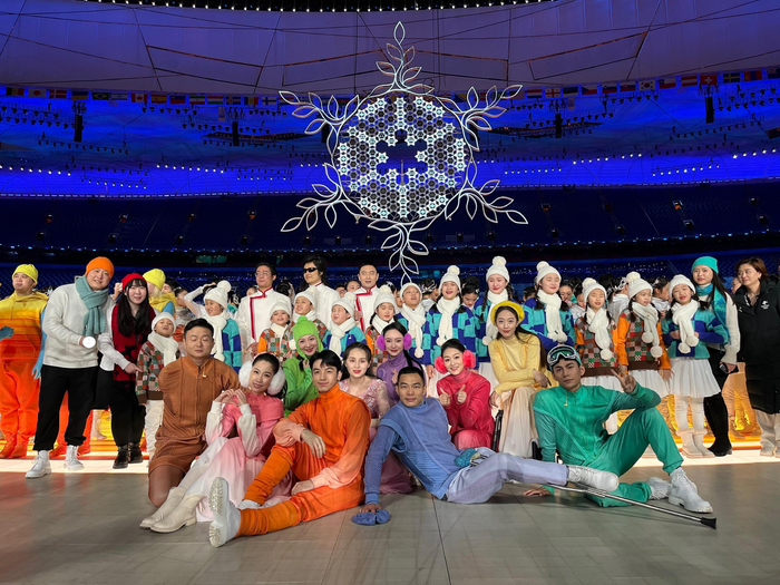 在参加北京冬残奥会闭幕式表演时，李月（黄衣）见到了14年的好友。受访者供图