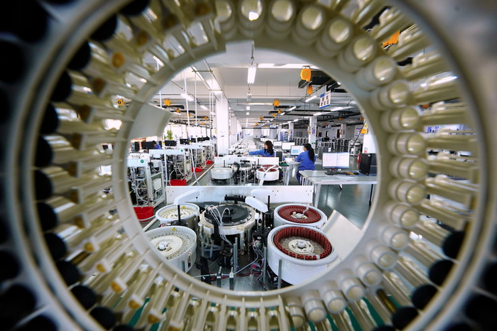 　　河北省迁安市一家生物科技企业的员工在生产线上工作 新华社记者 牟宇 摄