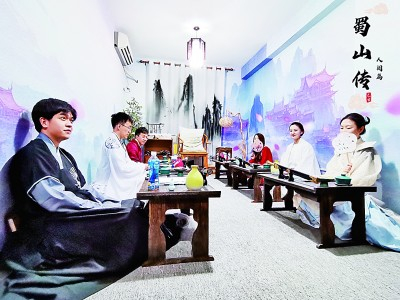 剧本杀成为受到年轻人喜爱的线下社交活动。图为一群年轻人在某沉浸式场馆玩剧本杀。受访者供图