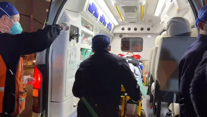 患者被送上120救护车转运。