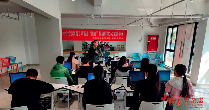 杜林为其他视障者进行声音培训