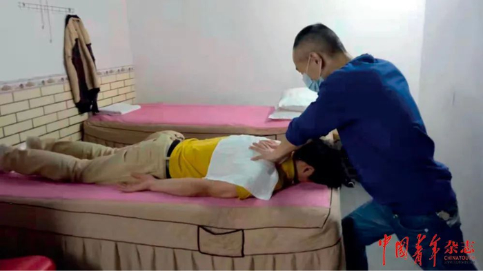 黄伟文在工作中