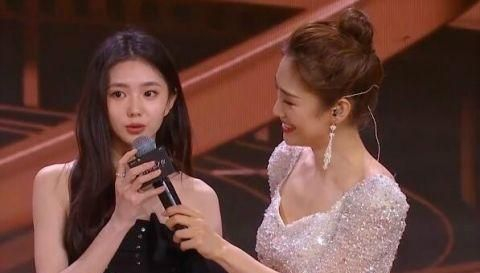 两代谋女郎倪妮刘浩存罕见同框,刘浩存泪洒现场,倪妮暖心安慰