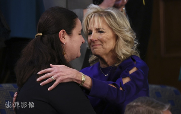 美国会议员拥抱乌克兰驻美大使以展示团结 图片来源：澎湃新闻