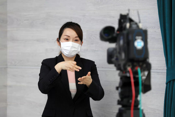 郭奕敏在疫情发布会上进行手语翻译。 受访者 供图