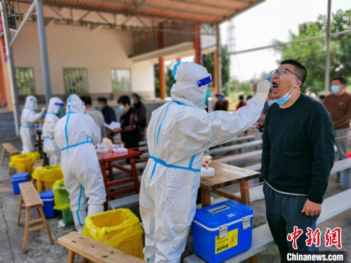 莆田学院附属医院支援仙游核酸采样应急医疗队队员为当地居民进行核酸采样。　陈建飞 摄