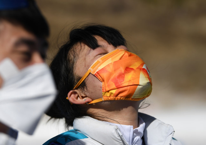 　　↑3月8日，王跃在残奥冬季两项女子中距离（视障）比赛后流泪。
