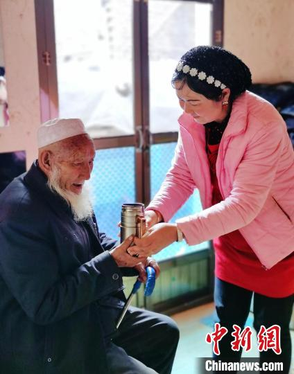 图为孔小红照顾老人。　韩丽 摄