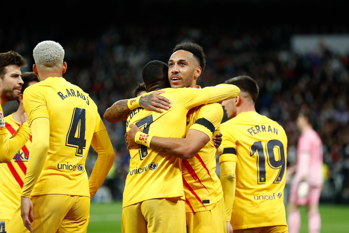 奥巴梅杨和巴萨队友拥抱。