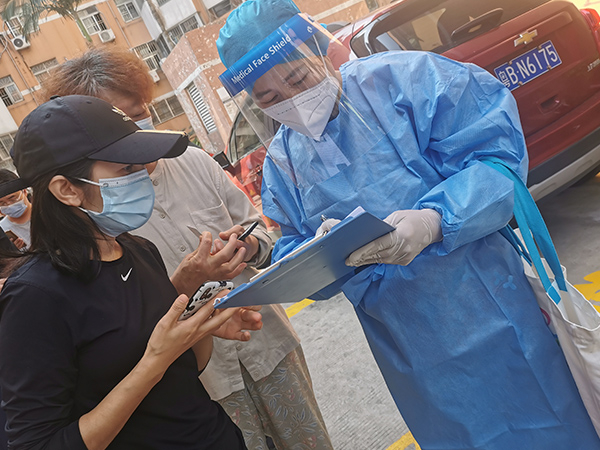 上沙社区居民在做核酸检测