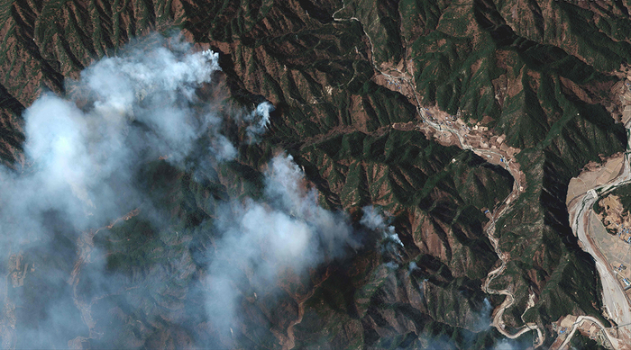 2022年3月8日，卫星图像显示韩国22年来最严重的森林大火仍在蔓延。